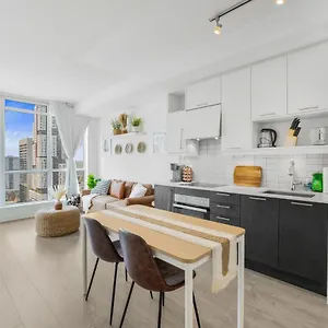 King Bed, Amazing View, Free Parking Apartment Toronto